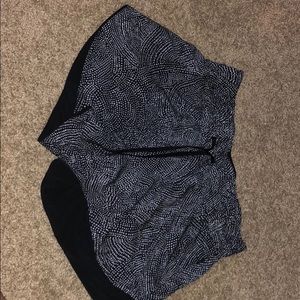 ReversibleNEVER WORN BLACK/DOTTED shorts LULULEMON